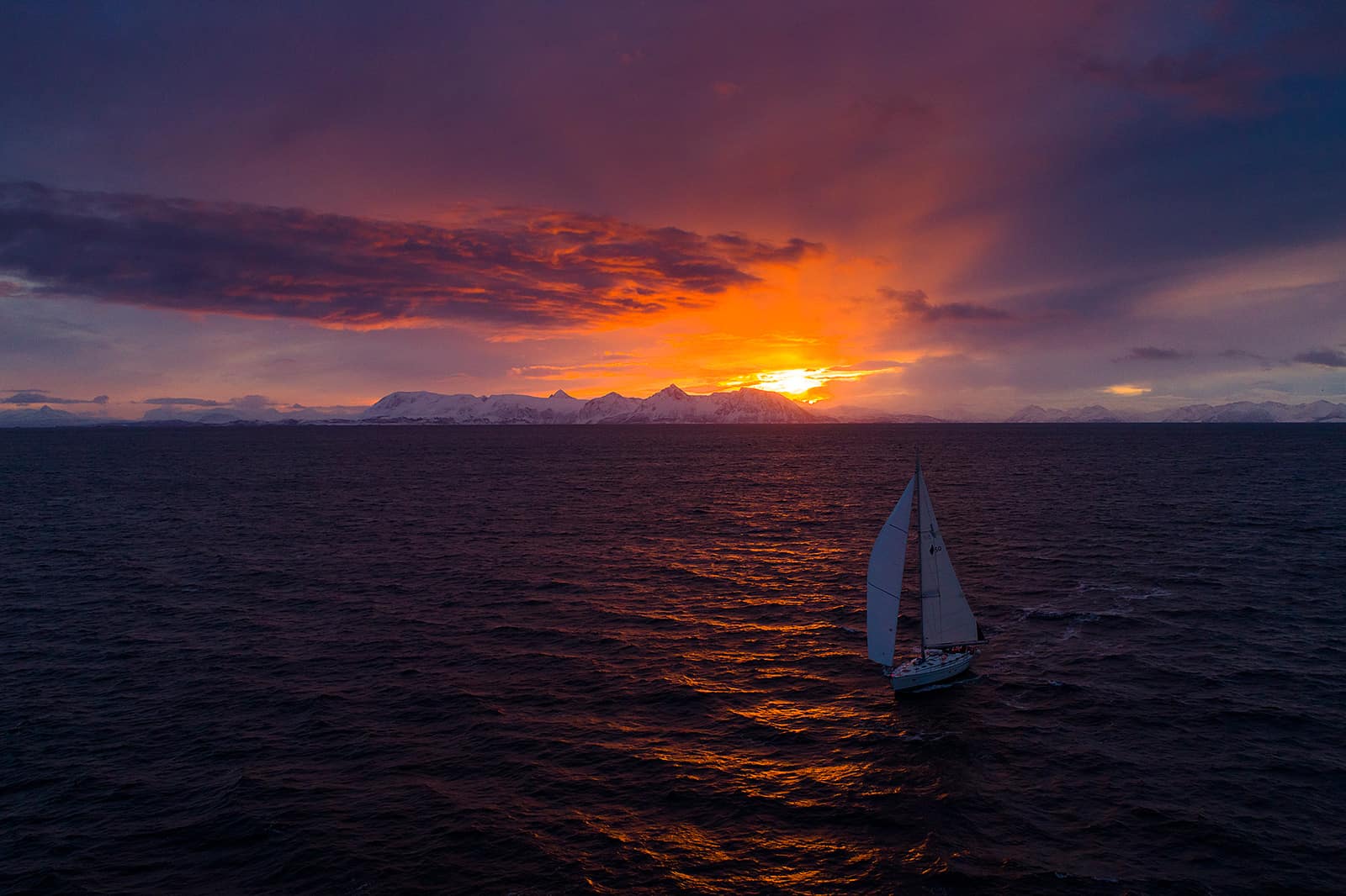 Humla seiler på Andfjorden Foto: Mats Grimsæth